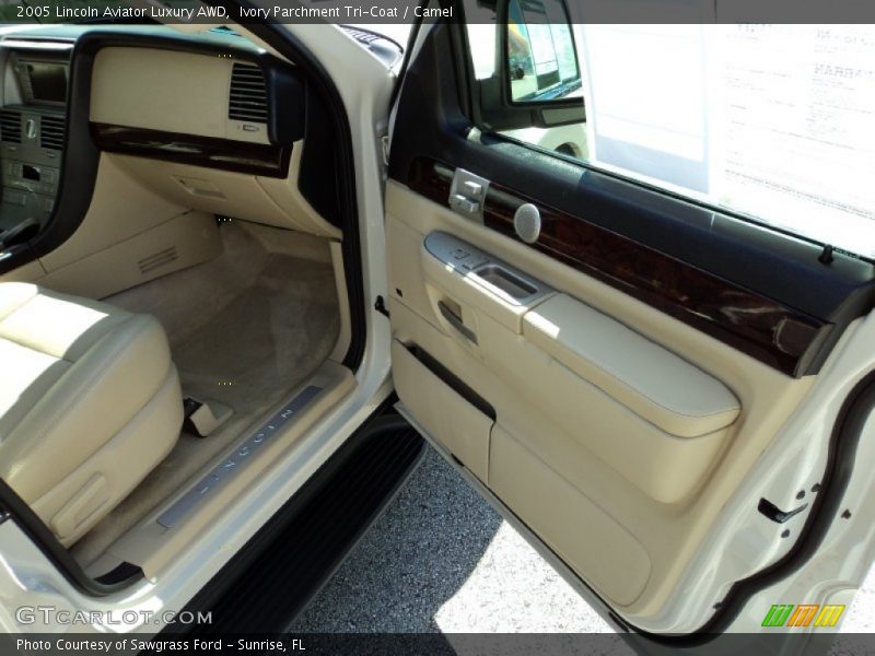 Ivory Parchment Tri-Coat / Camel 2005 Lincoln Aviator Luxury AWD