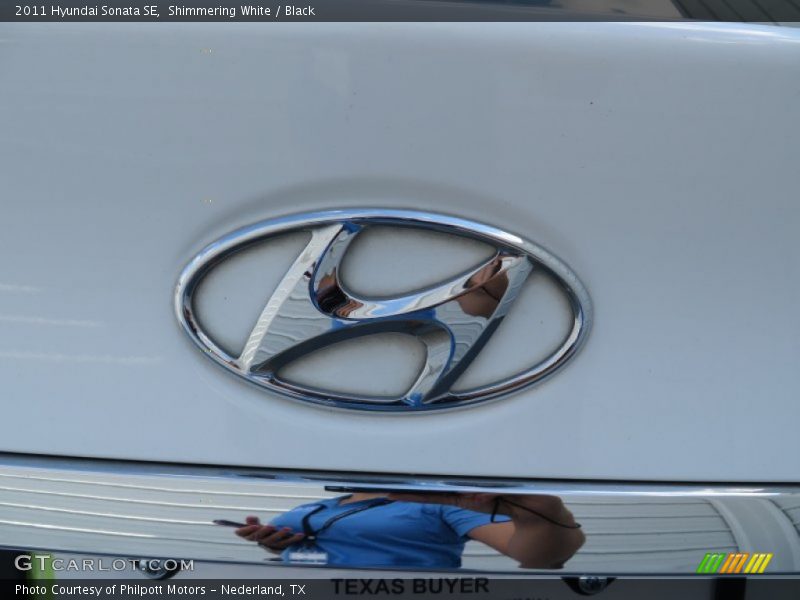 Shimmering White / Black 2011 Hyundai Sonata SE