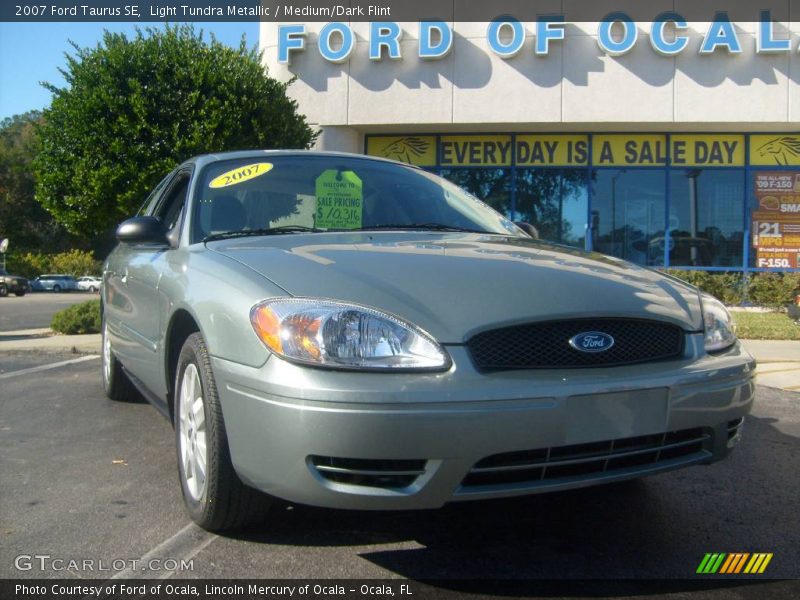 Light Tundra Metallic / Medium/Dark Flint 2007 Ford Taurus SE