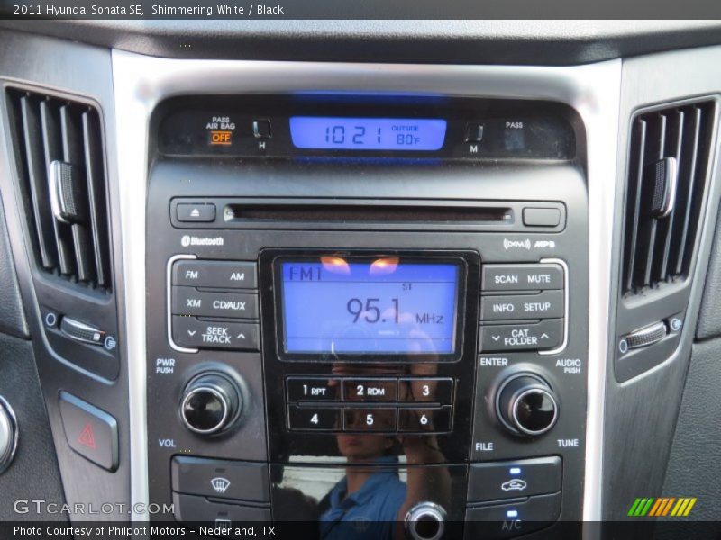 Shimmering White / Black 2011 Hyundai Sonata SE