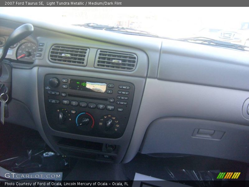 Light Tundra Metallic / Medium/Dark Flint 2007 Ford Taurus SE