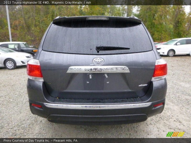 Magnetic Gray Metallic / Ash 2013 Toyota Highlander SE 4WD