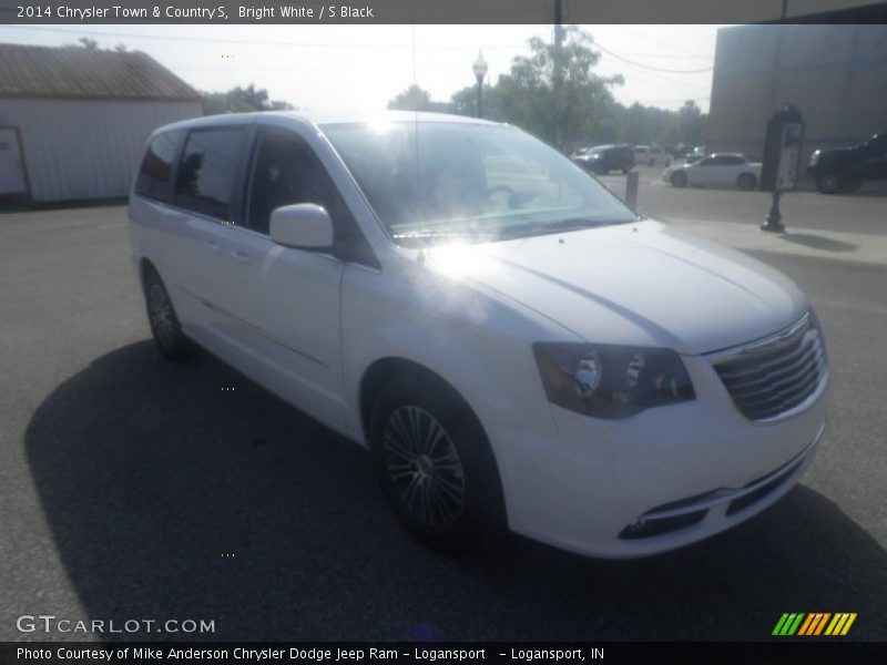 Bright White / S Black 2014 Chrysler Town & Country S