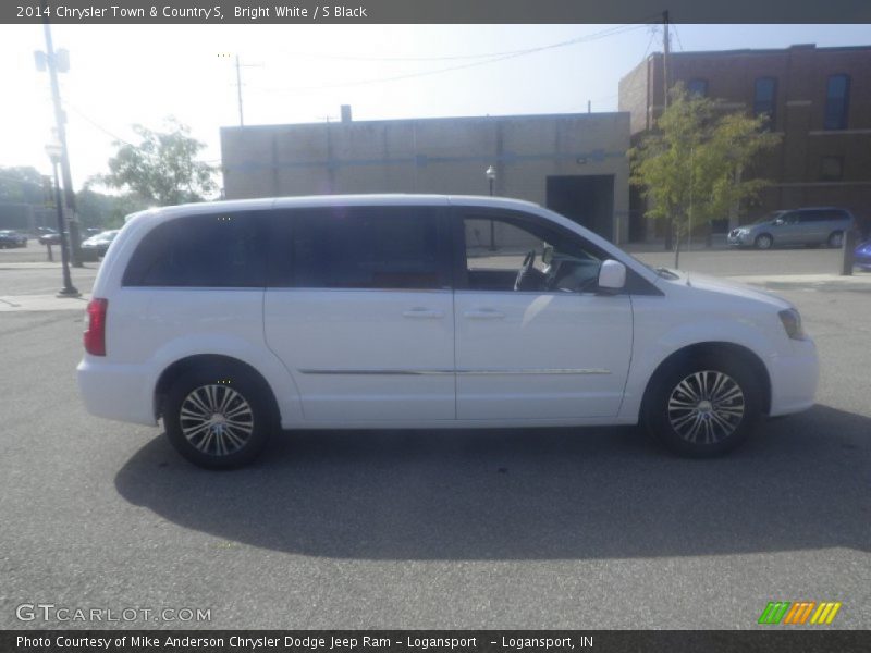 Bright White / S Black 2014 Chrysler Town & Country S