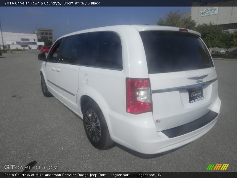 Bright White / S Black 2014 Chrysler Town & Country S