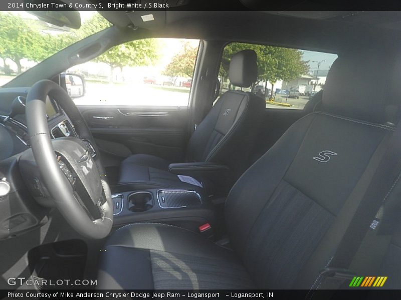 Bright White / S Black 2014 Chrysler Town & Country S