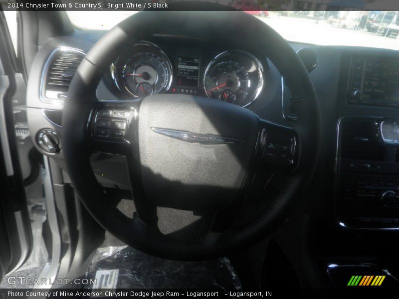 Bright White / S Black 2014 Chrysler Town & Country S