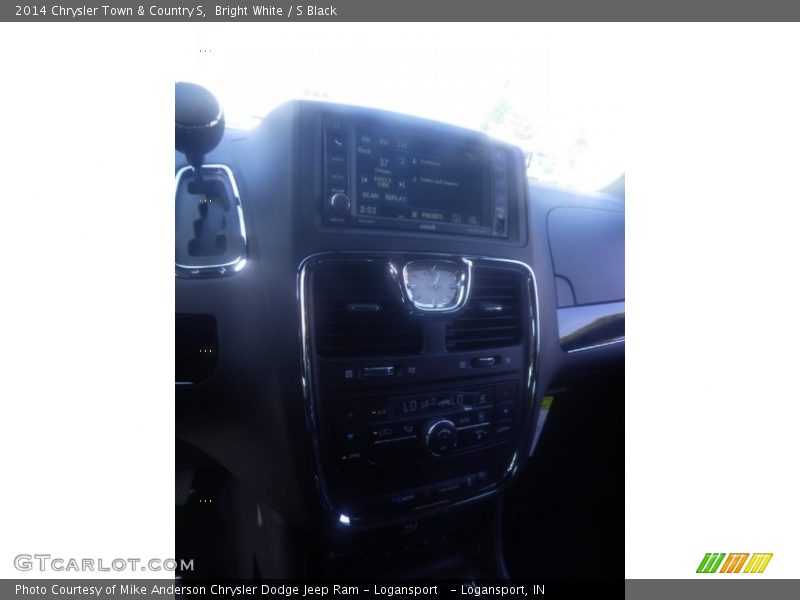 Bright White / S Black 2014 Chrysler Town & Country S