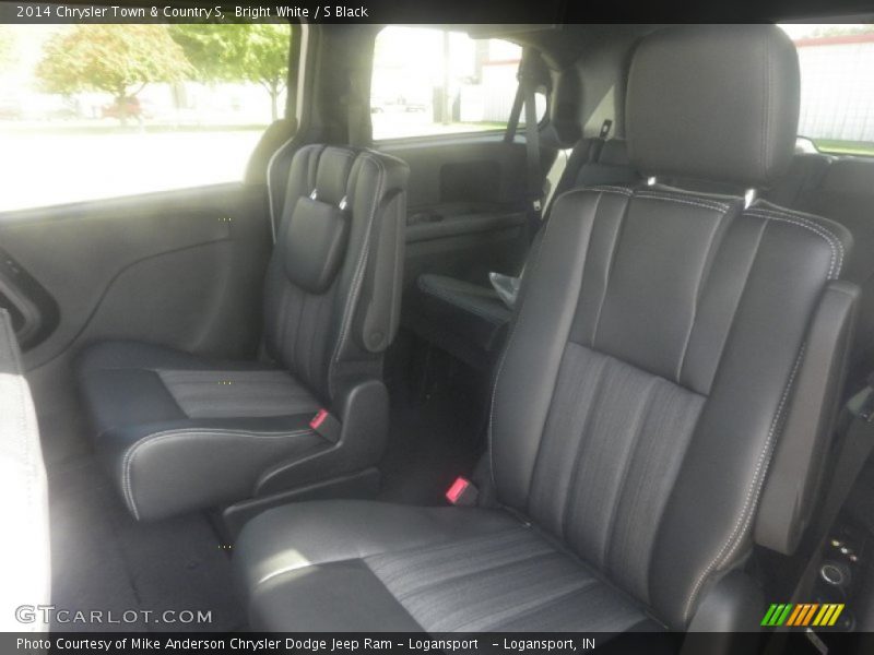 Bright White / S Black 2014 Chrysler Town & Country S