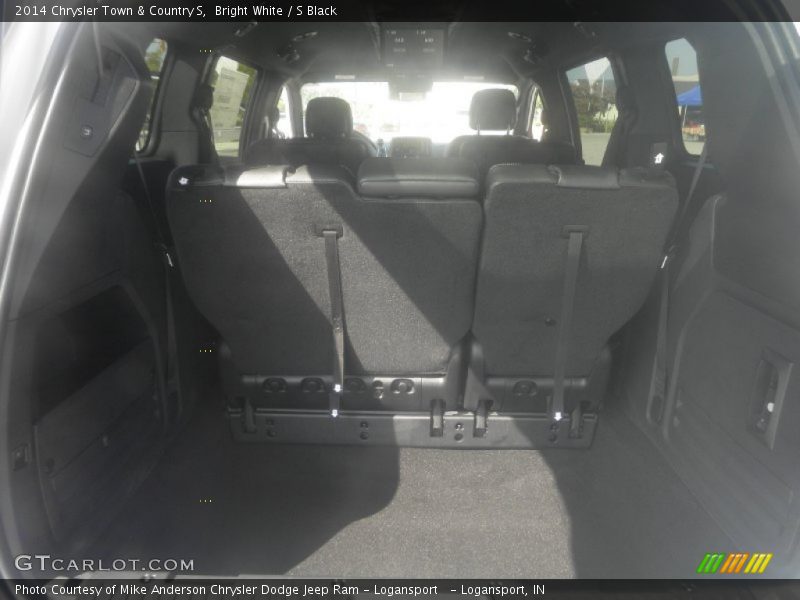 Bright White / S Black 2014 Chrysler Town & Country S