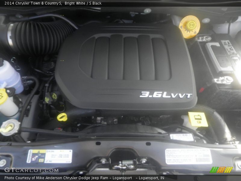 Bright White / S Black 2014 Chrysler Town & Country S