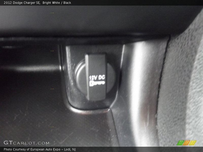Bright White / Black 2012 Dodge Charger SE