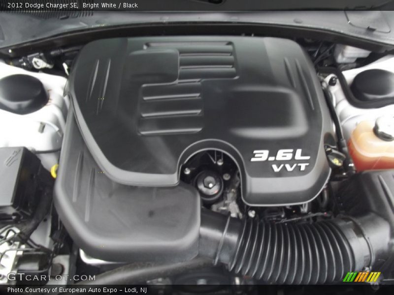 Bright White / Black 2012 Dodge Charger SE