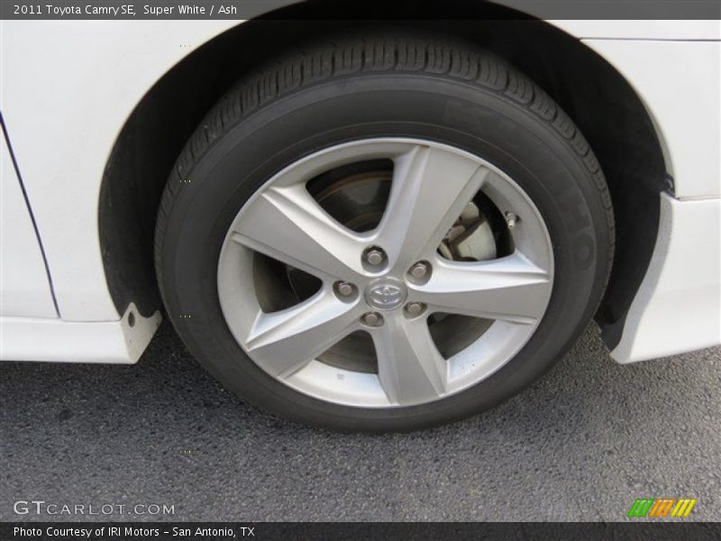 Super White / Ash 2011 Toyota Camry SE