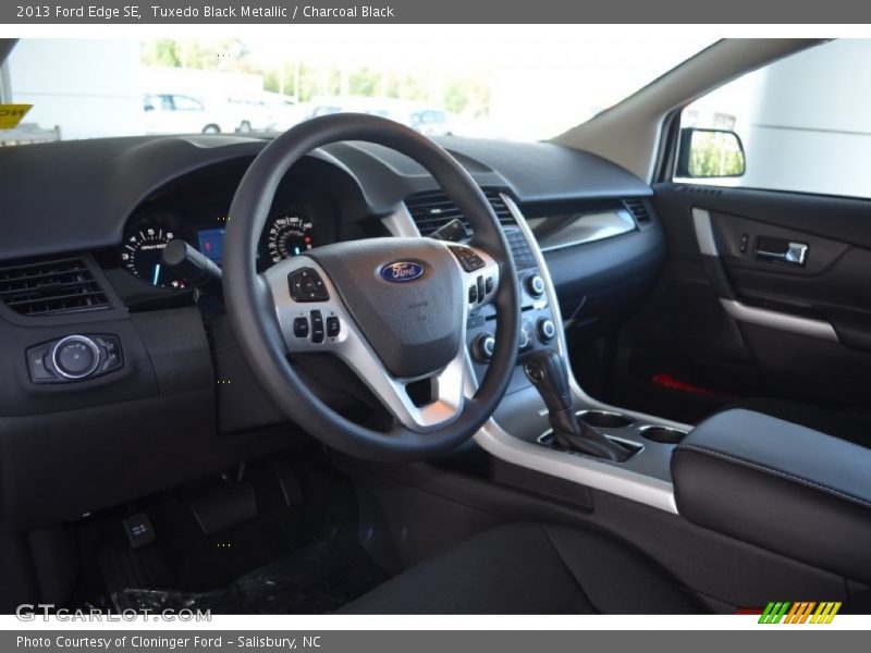 Tuxedo Black Metallic / Charcoal Black 2013 Ford Edge SE