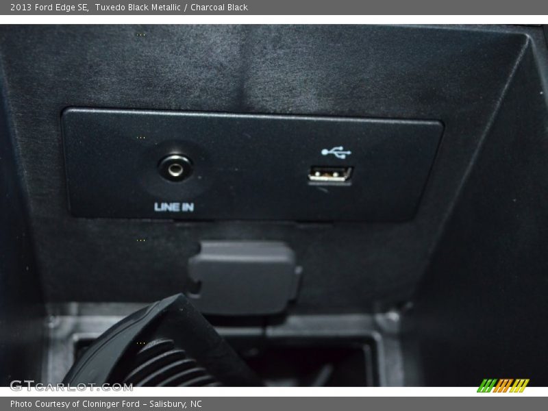Tuxedo Black Metallic / Charcoal Black 2013 Ford Edge SE