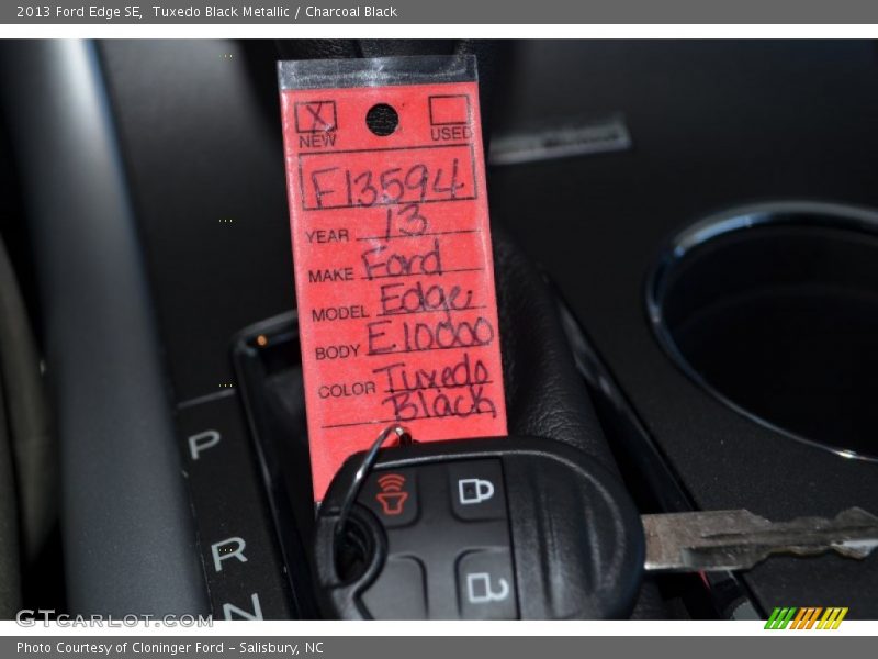 Tuxedo Black Metallic / Charcoal Black 2013 Ford Edge SE