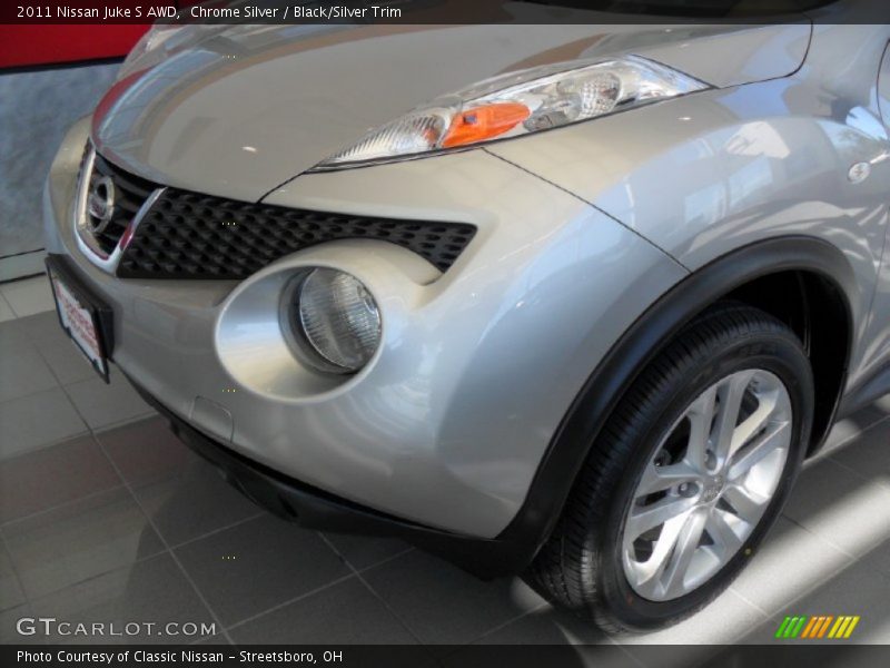 Chrome Silver / Black/Silver Trim 2011 Nissan Juke S AWD