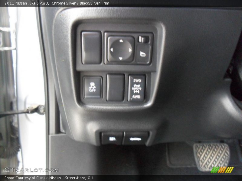 Chrome Silver / Black/Silver Trim 2011 Nissan Juke S AWD