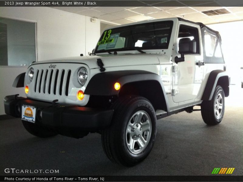 Bright White / Black 2013 Jeep Wrangler Sport 4x4
