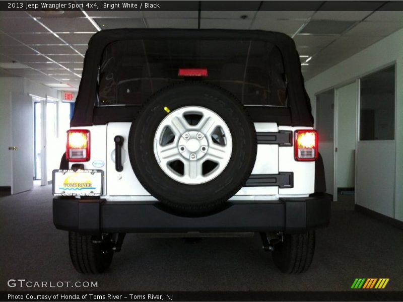 Bright White / Black 2013 Jeep Wrangler Sport 4x4