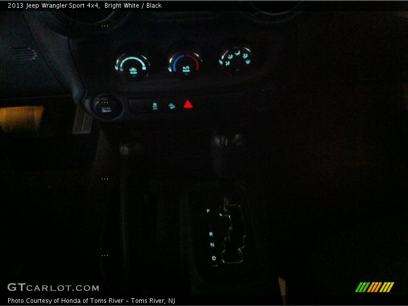 Bright White / Black 2013 Jeep Wrangler Sport 4x4