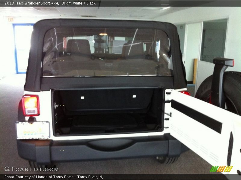 Bright White / Black 2013 Jeep Wrangler Sport 4x4