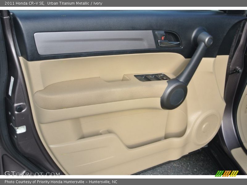 Urban Titanium Metallic / Ivory 2011 Honda CR-V SE