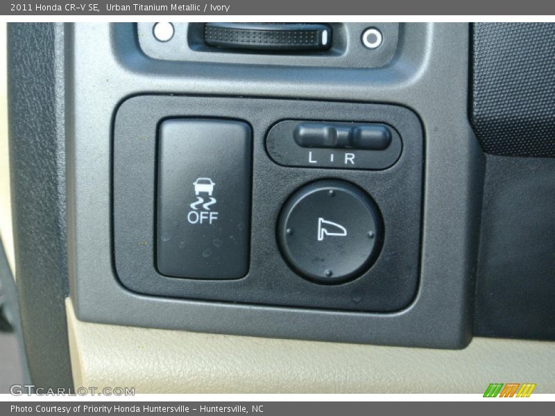 Urban Titanium Metallic / Ivory 2011 Honda CR-V SE