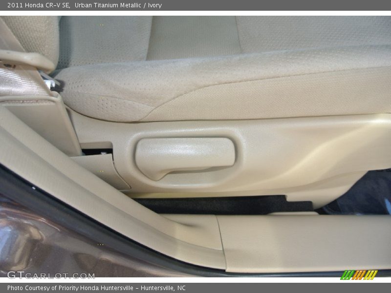 Urban Titanium Metallic / Ivory 2011 Honda CR-V SE