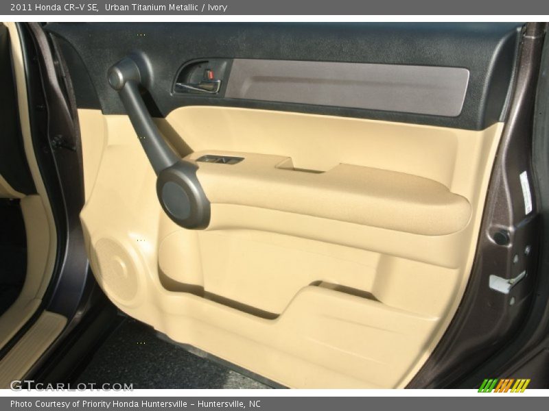 Urban Titanium Metallic / Ivory 2011 Honda CR-V SE