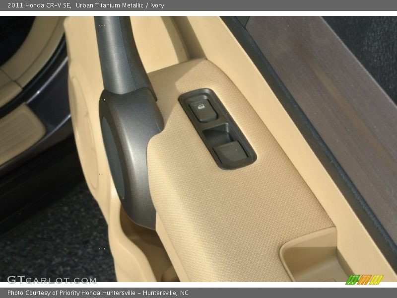 Urban Titanium Metallic / Ivory 2011 Honda CR-V SE