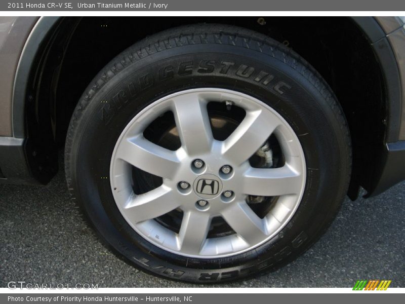 Urban Titanium Metallic / Ivory 2011 Honda CR-V SE