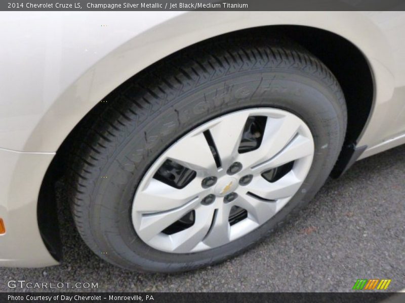 Champagne Silver Metallic / Jet Black/Medium Titanium 2014 Chevrolet Cruze LS