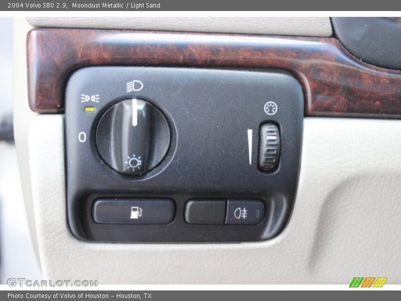 Moondust Metallic / Light Sand 2004 Volvo S80 2.9