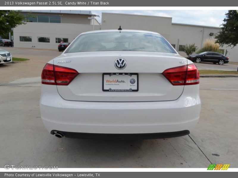 Candy White / Titan Black 2013 Volkswagen Passat 2.5L SE