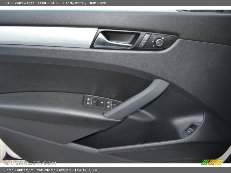 Candy White / Titan Black 2013 Volkswagen Passat 2.5L SE