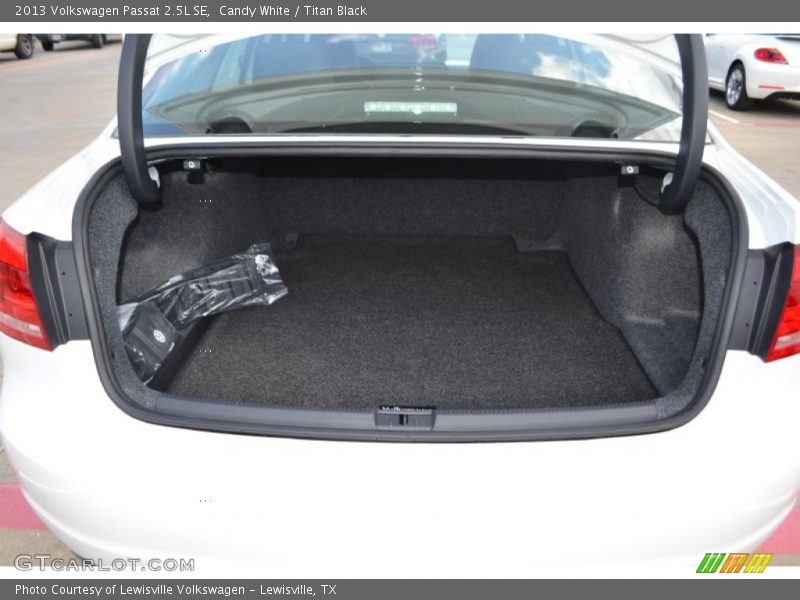 Candy White / Titan Black 2013 Volkswagen Passat 2.5L SE