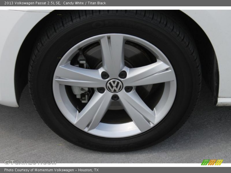 Candy White / Titan Black 2013 Volkswagen Passat 2.5L SE