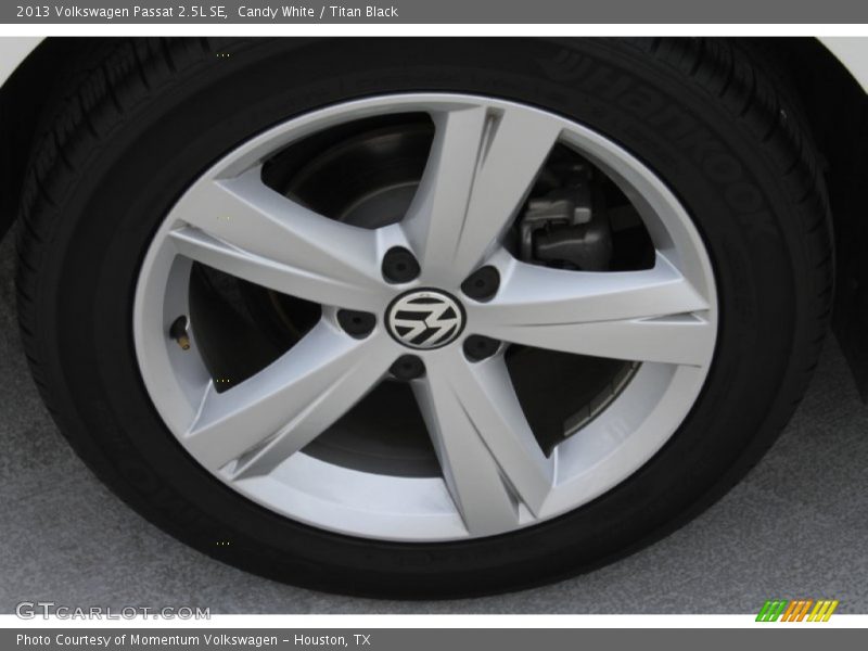 Candy White / Titan Black 2013 Volkswagen Passat 2.5L SE