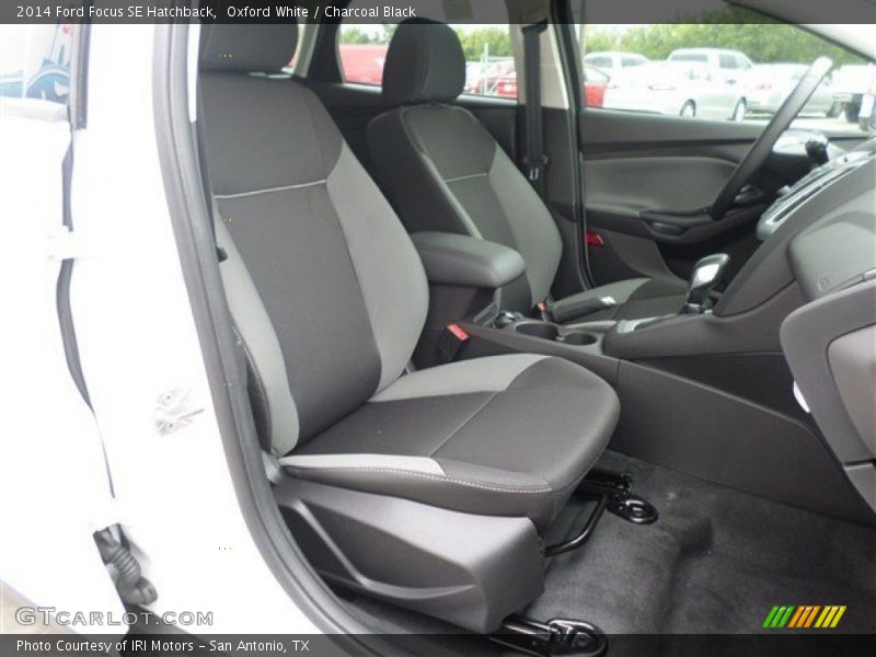 Oxford White / Charcoal Black 2014 Ford Focus SE Hatchback