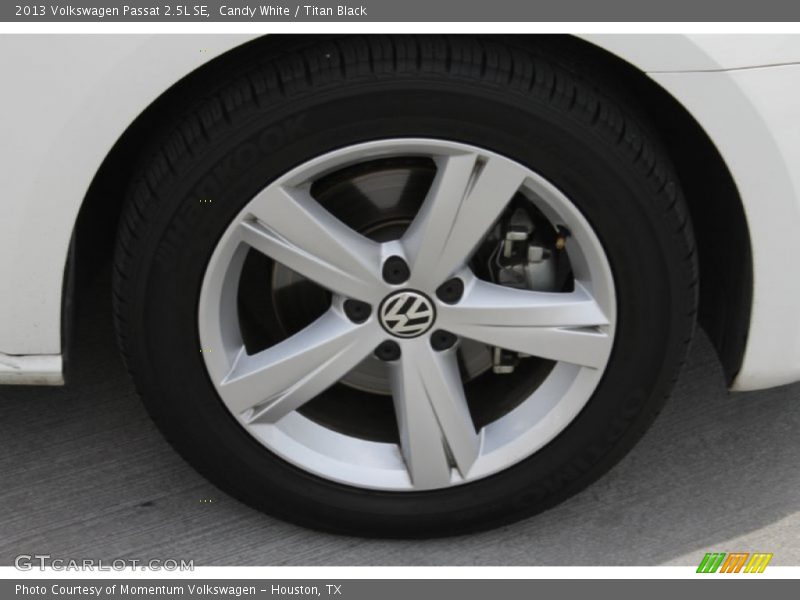 Candy White / Titan Black 2013 Volkswagen Passat 2.5L SE