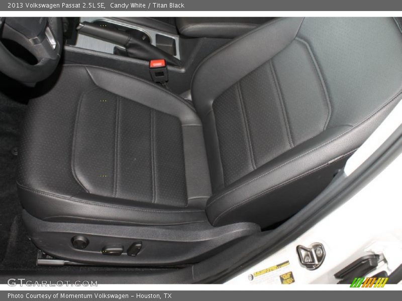 Candy White / Titan Black 2013 Volkswagen Passat 2.5L SE