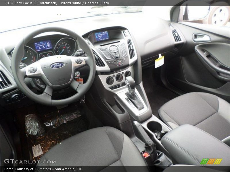 Oxford White / Charcoal Black 2014 Ford Focus SE Hatchback