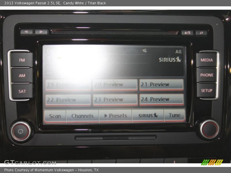 Candy White / Titan Black 2013 Volkswagen Passat 2.5L SE