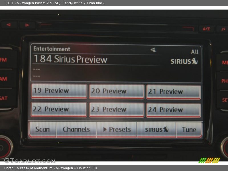 Candy White / Titan Black 2013 Volkswagen Passat 2.5L SE