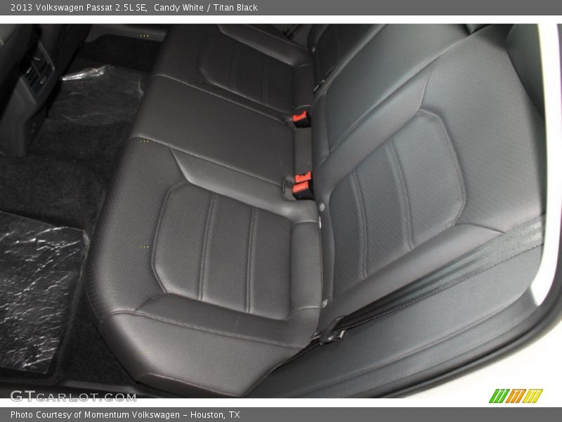 Candy White / Titan Black 2013 Volkswagen Passat 2.5L SE