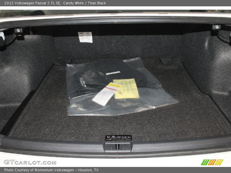 Candy White / Titan Black 2013 Volkswagen Passat 2.5L SE
