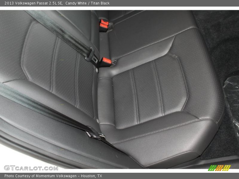 Candy White / Titan Black 2013 Volkswagen Passat 2.5L SE