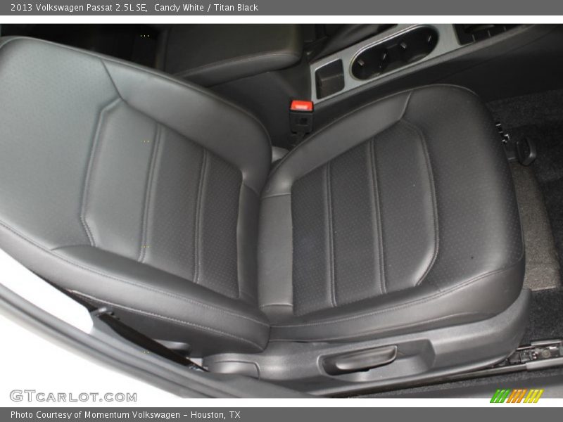Candy White / Titan Black 2013 Volkswagen Passat 2.5L SE